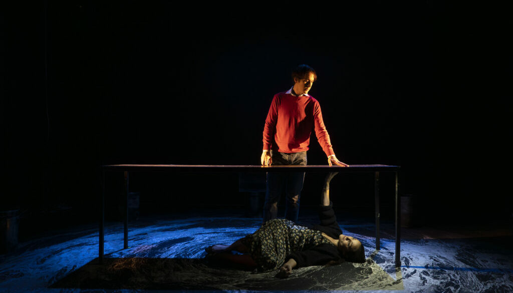 Il cuore la milza il lago con Iris Basilicata e Edoardo Rivoira in scena - Foto di Chiara Masia