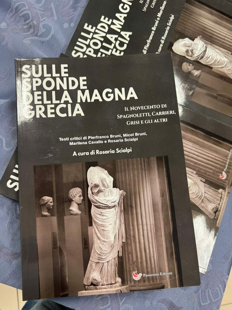 Copertina di Sulle sponde della Magna Grecia - Il Novecento di Spagnoletti, Carrieri, Grisi e gli altri di Pierfranco Bruni, Micol Bruni, Marilena Cavallo e Rosaria Scialpi Edito da Passerino