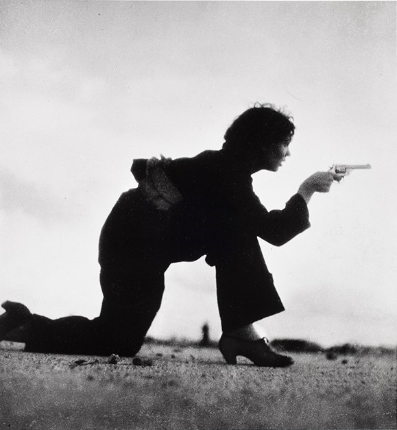 Gerda Taro - Guerra Civile spagnola - Donna militare repubblicana sulla spiaggia -Barcellona - 1936