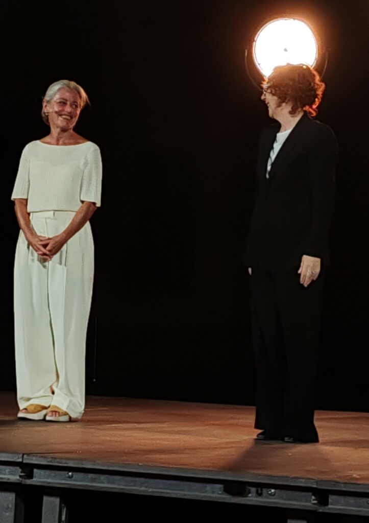 Lucilla Giagnoni e Laura Curino in scena 